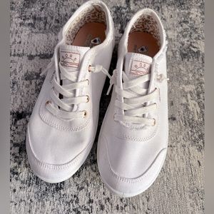 Like new! BOBS by sketchers white rainbow bottom sneaker, size 7.5.